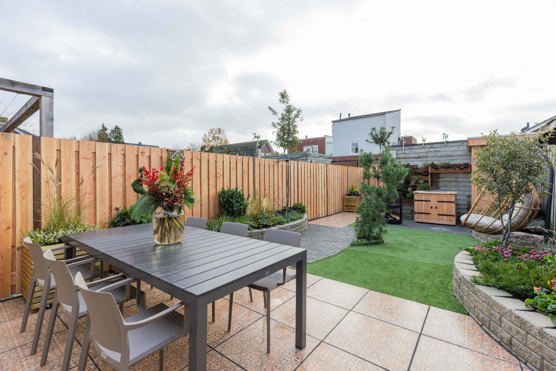 Kunstgras in een kleine tuin voor een groene uitstraling