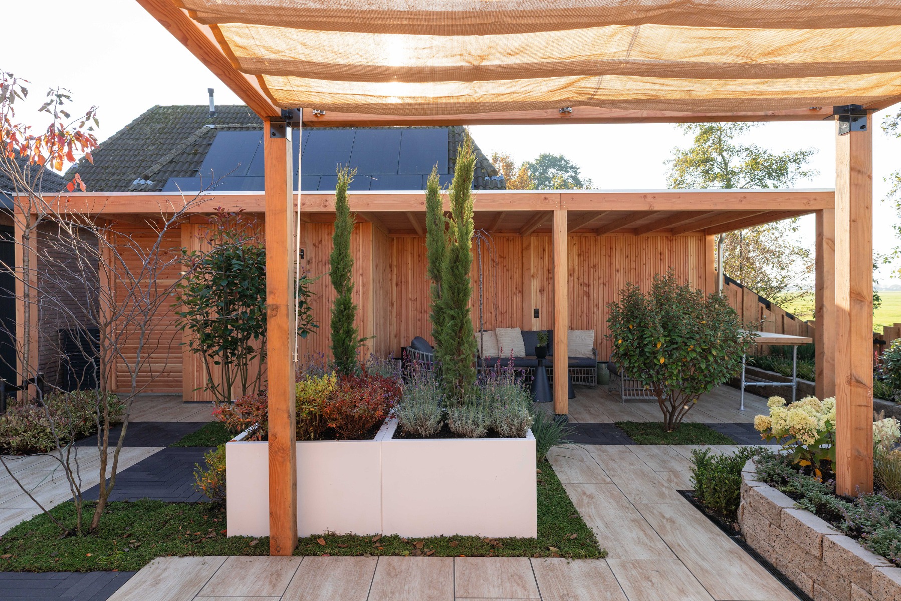 Groots effect in een kleine tuin met de juiste bloembakken