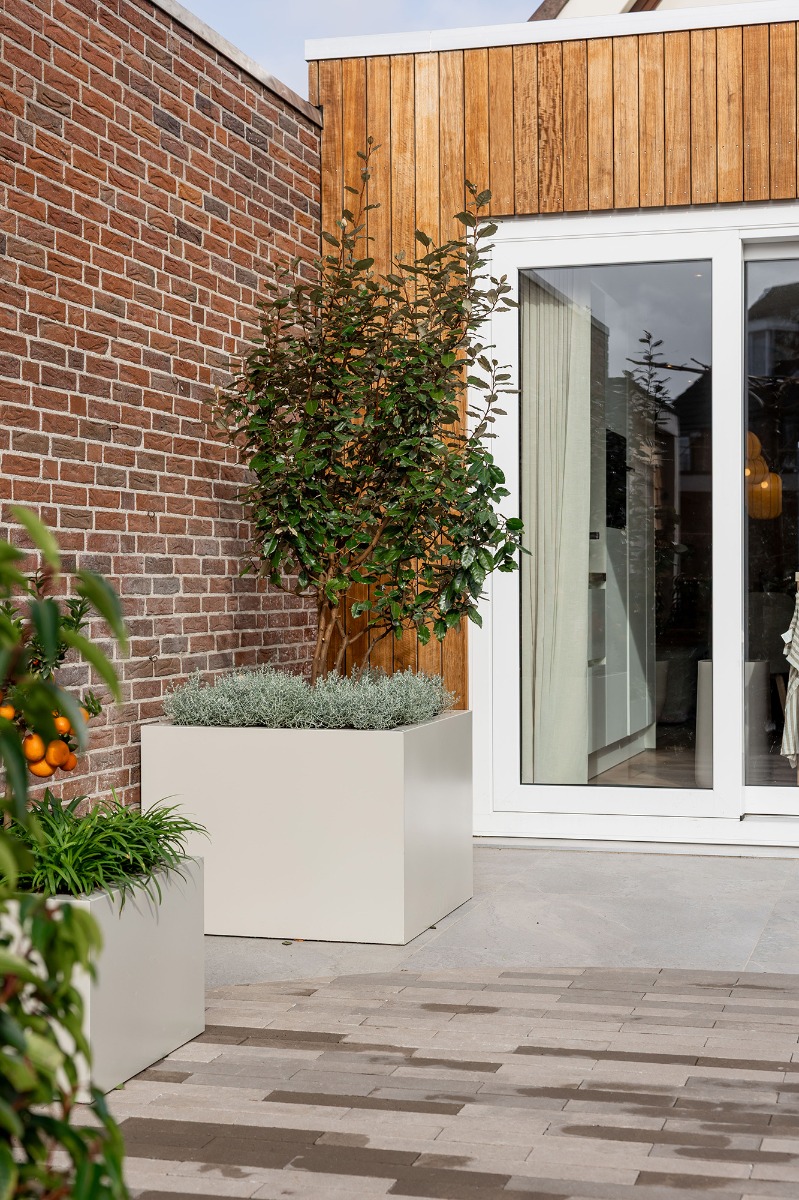 Groots effect in een kleine tuin met de juiste bloembakken