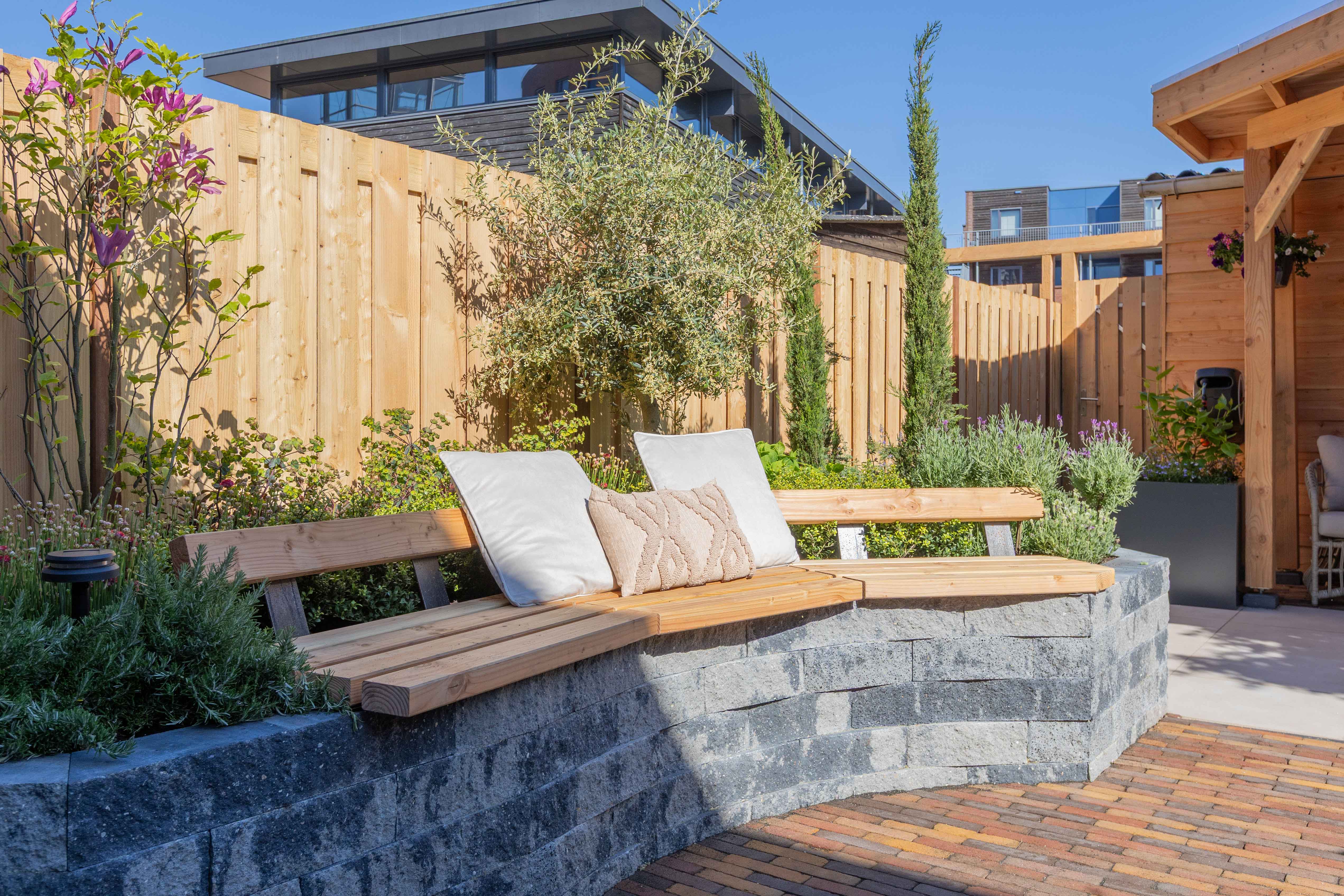 De juiste muurelementen kiezen voor een stevige border in je tuin